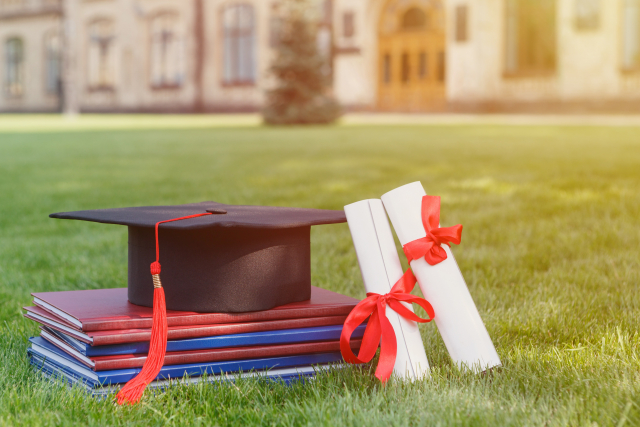 庭の芝生に置いてある学位記と卒業証書