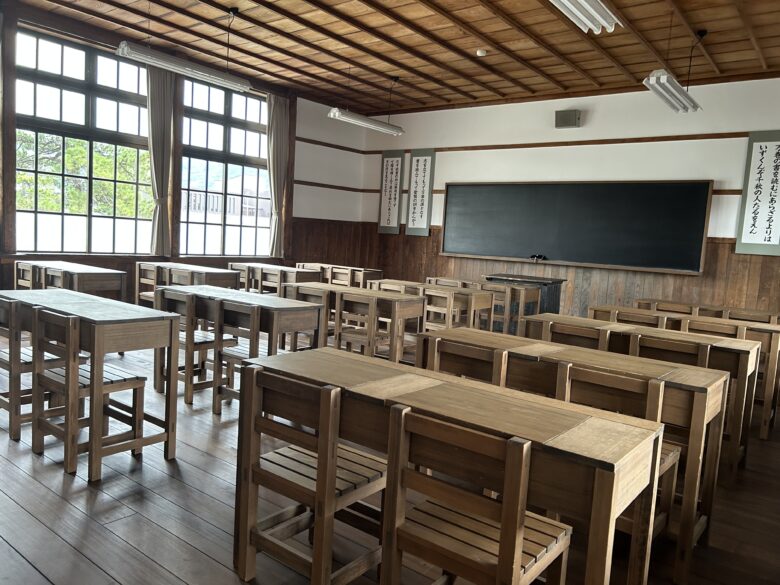 明倫学舎の再現された教室